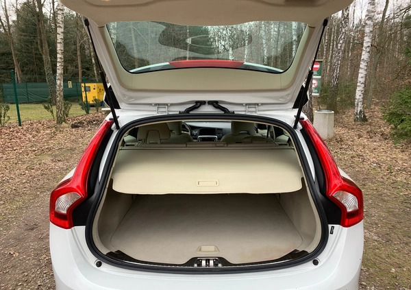 Volvo V60 cena 57900 przebieg: 120700, rok produkcji 2016 z Warszawa małe 211